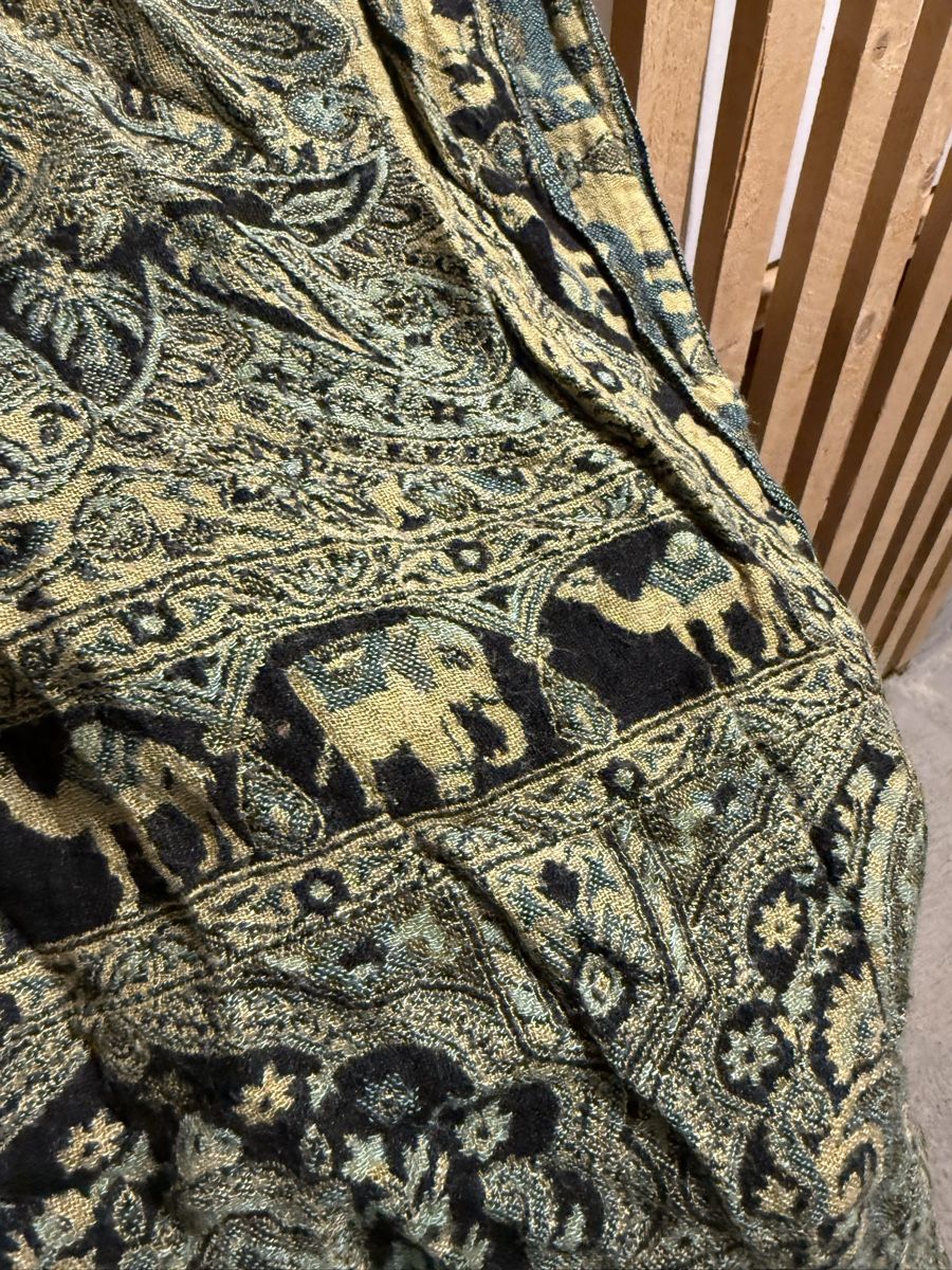 Foulard & Sciarpe: Dicker Schal mit Elefantenmuster 🐘 – Usato da Egg b. Zürich venduto da Flummi 7