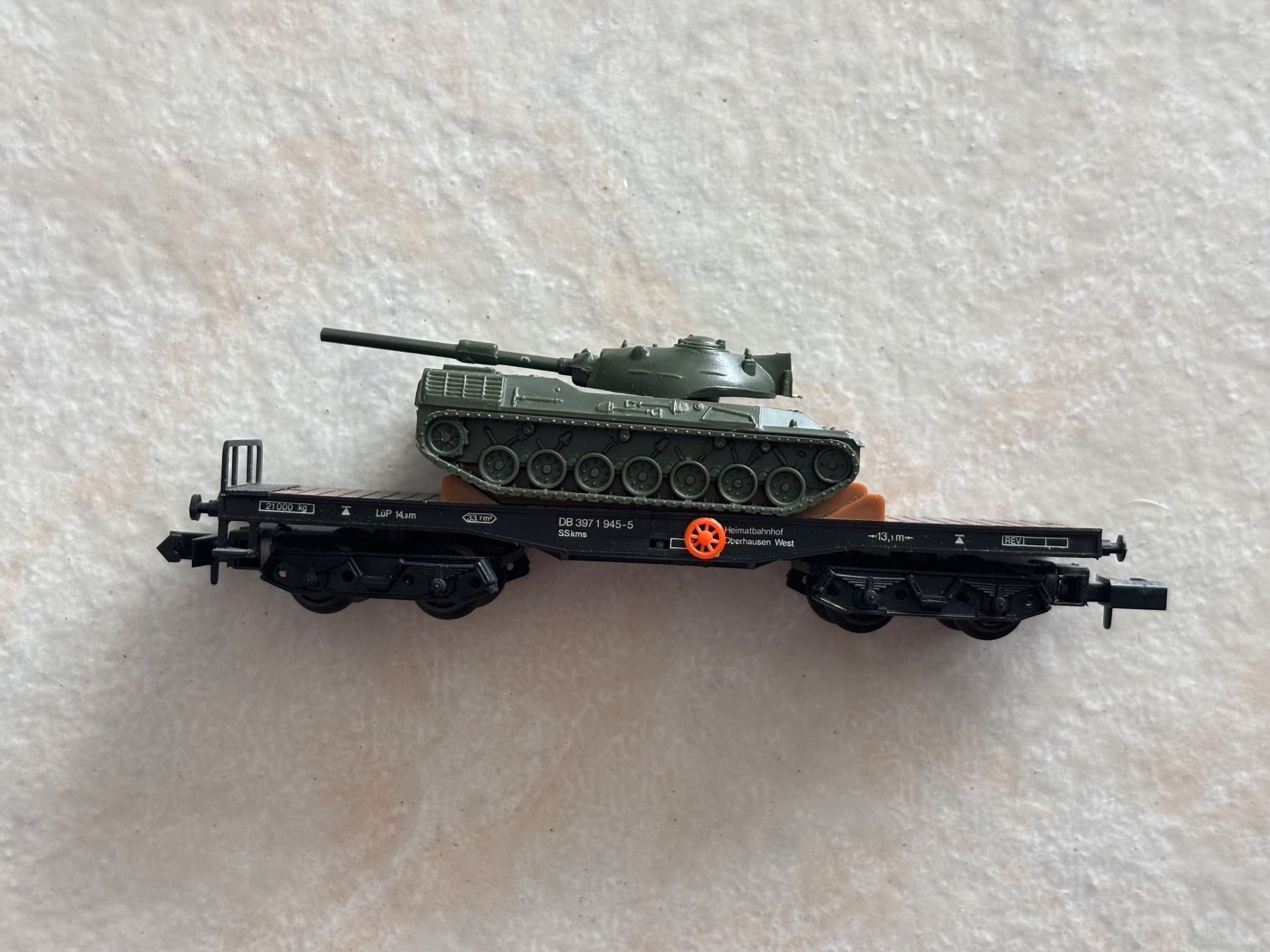 Arnold Modellini di ferrovie: Arnold 4970 Schwerlastwagen mit Leopard Panzer – Usato da Hauterive NE venduto da eriamch