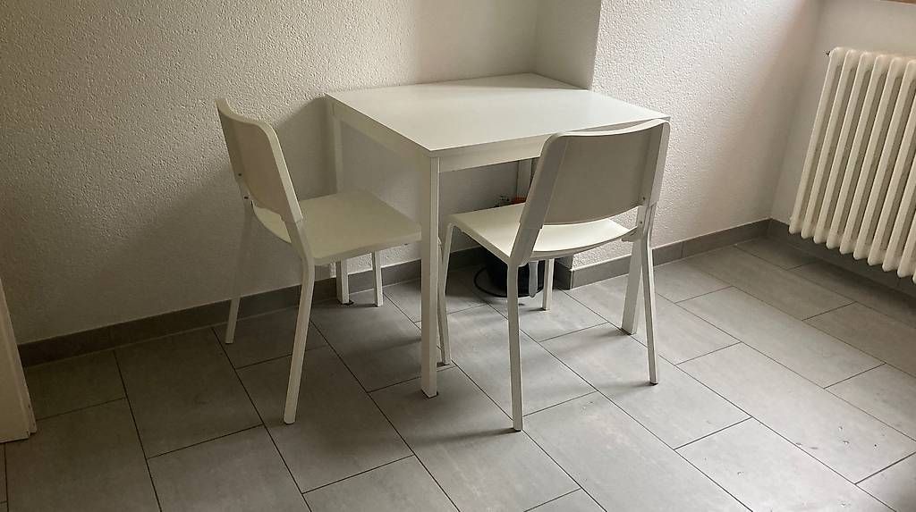 Set di tavolo e panche: Stabiler Ikea-Tisch mit 2 Stühlen – Usato da Bern venduto da Coolwindow
