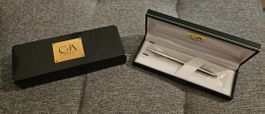 Stylo Caran d'Ache argenté neuf dans son coffret luxe.