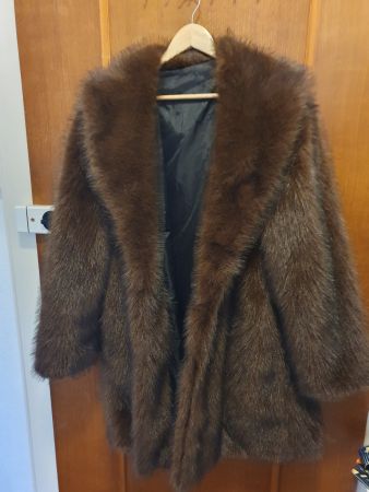 Manteau fausse fourrure marron vintage, chic et chaud!