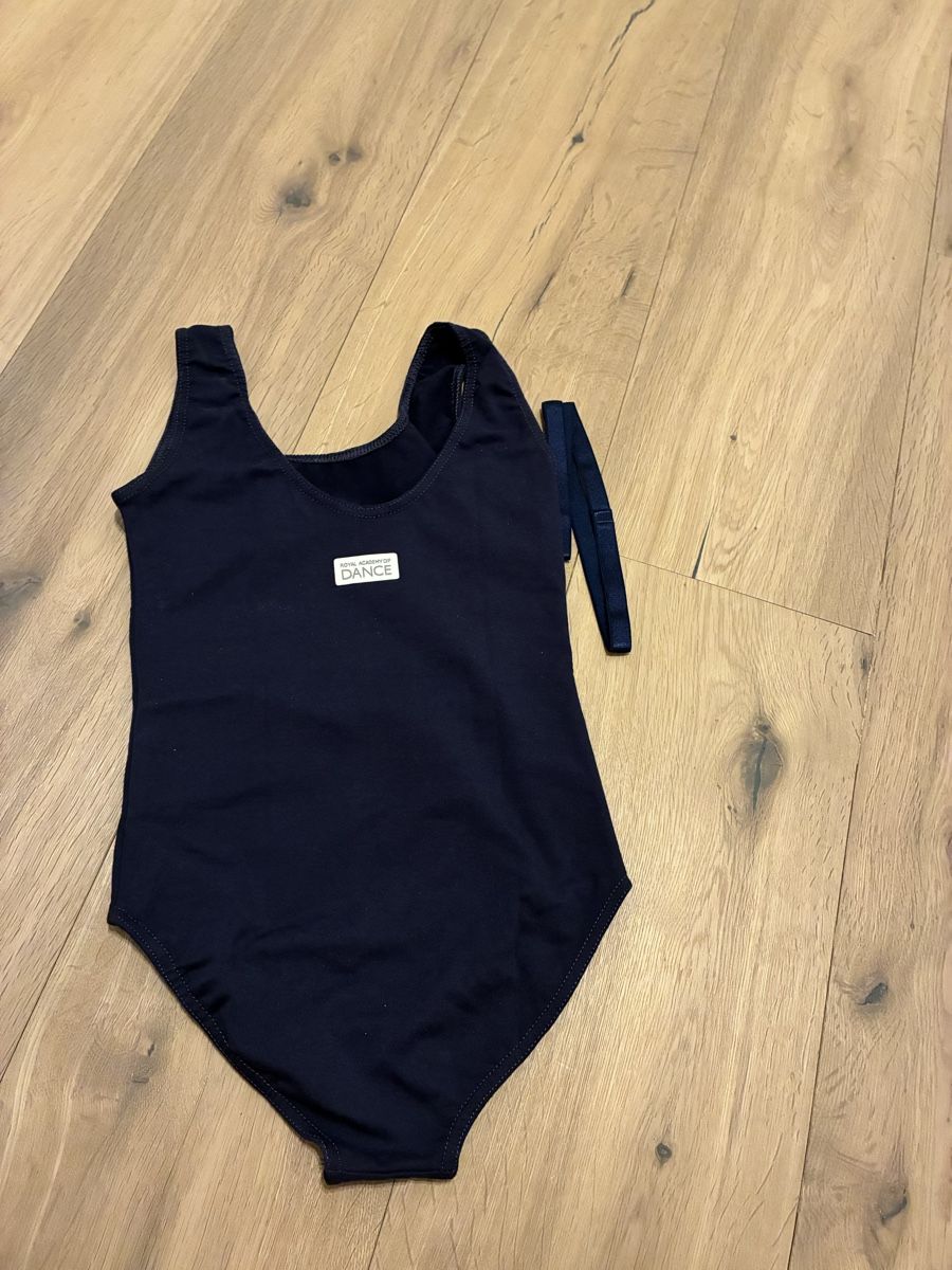 Scarpe, pantaloni & magliette da ginnastica: Dunkelblauer Ballettanzug, Grösse 1,  inkl. Gurt – Nuovo e nell'imballaggio originale da Wermatswil venduto da vlang 1