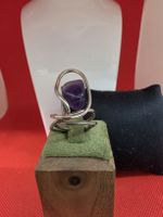 Ring mit Amethyst in geschwungener Form Silberfarben