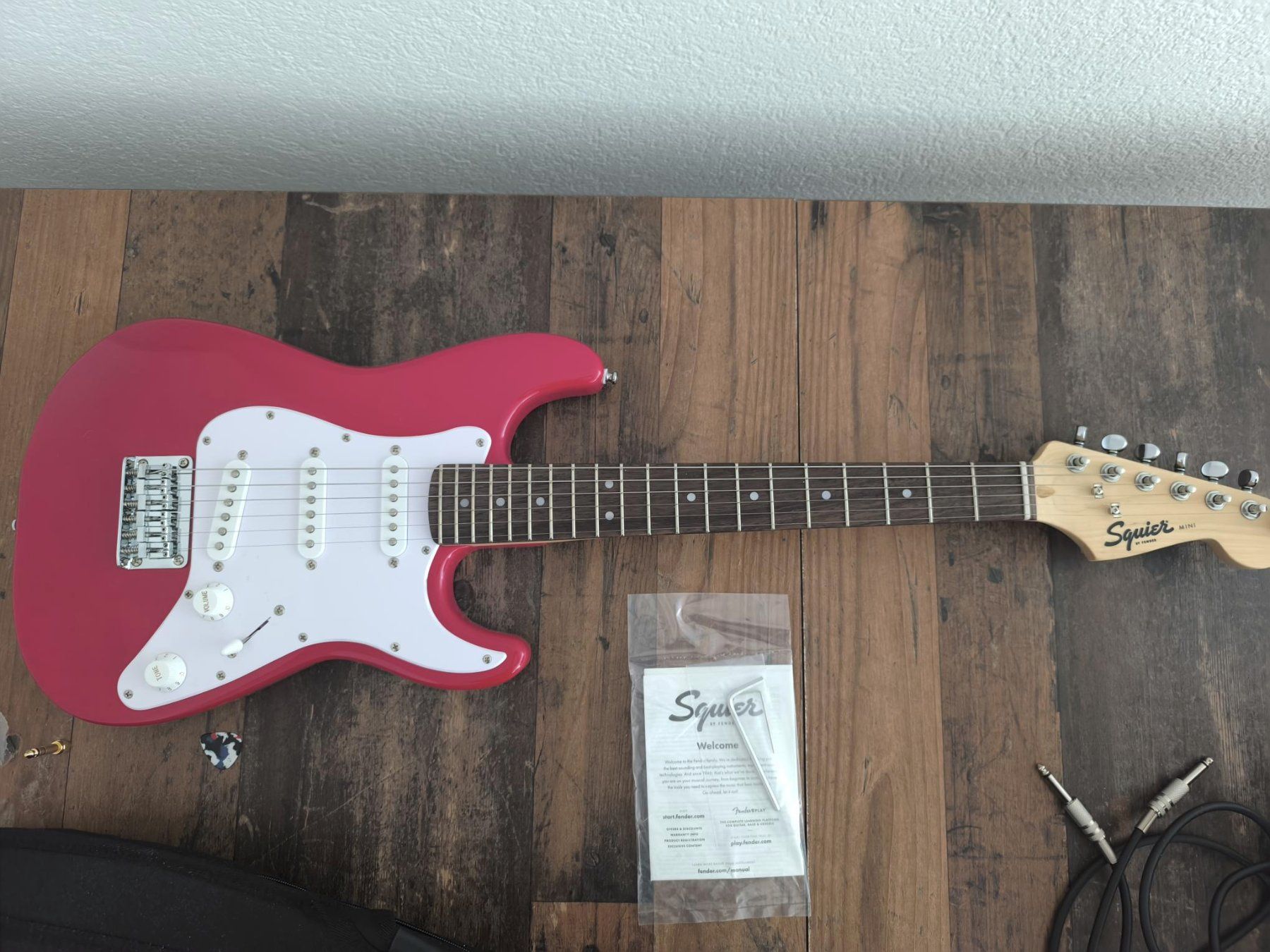 Squier Strumenti musicali: Guitare Squier Mini Stratocaster – Nuovo (secondo la descrizione) da Porrentruy venduto da fre_r8qq 1