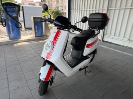 Niu NGT 70km/h mit Top-Case (ein Akku defekt)
