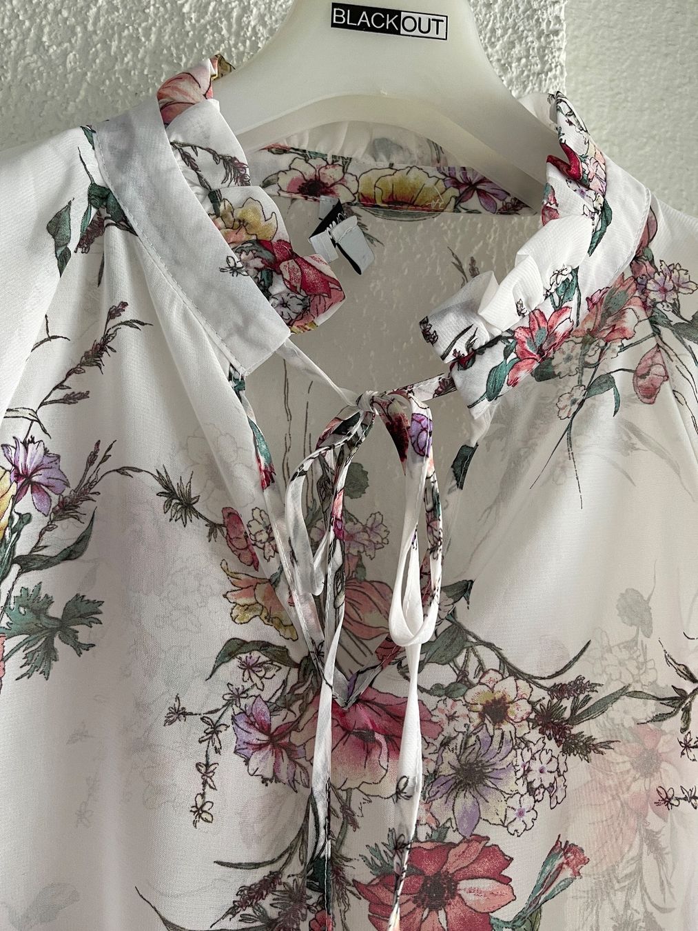 Camicette: Wunderschöne weisse Bluse mit Blumenmuster – Nuovo e nell'imballaggio originale da Rapperswil SG venduto da Letas_closet 3