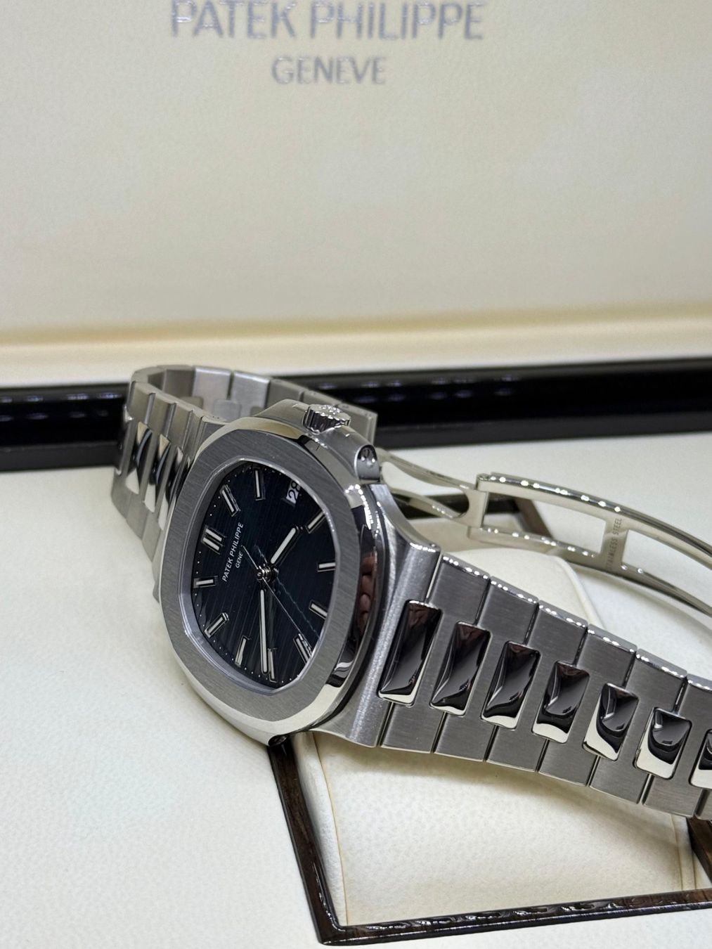 Patek Philippe Orologi: Patek Philippe Nautilus Ref. 5711/1A-010 Full Set – Usato da Lugano venduto da Superstudiolugano 3
