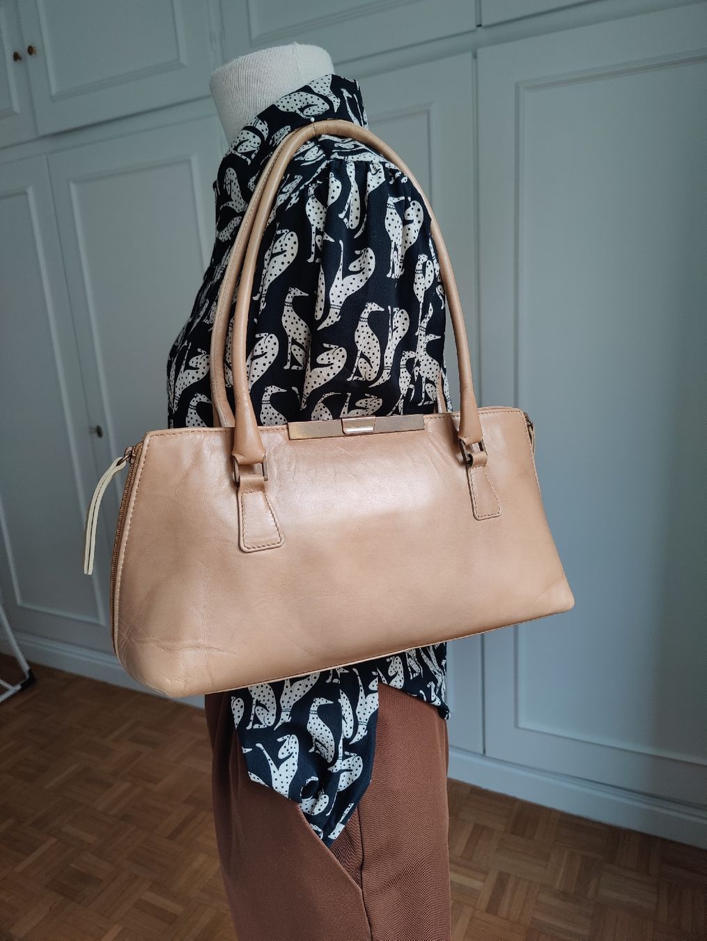 Taschen für Damen: Vintage Tan Leather Structured Shoulder Bag – Gebraucht aus La Tour-de-Peilz von dAutrefois 7