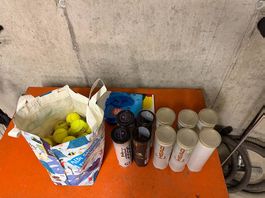 Tennisbälle und leere Dosen