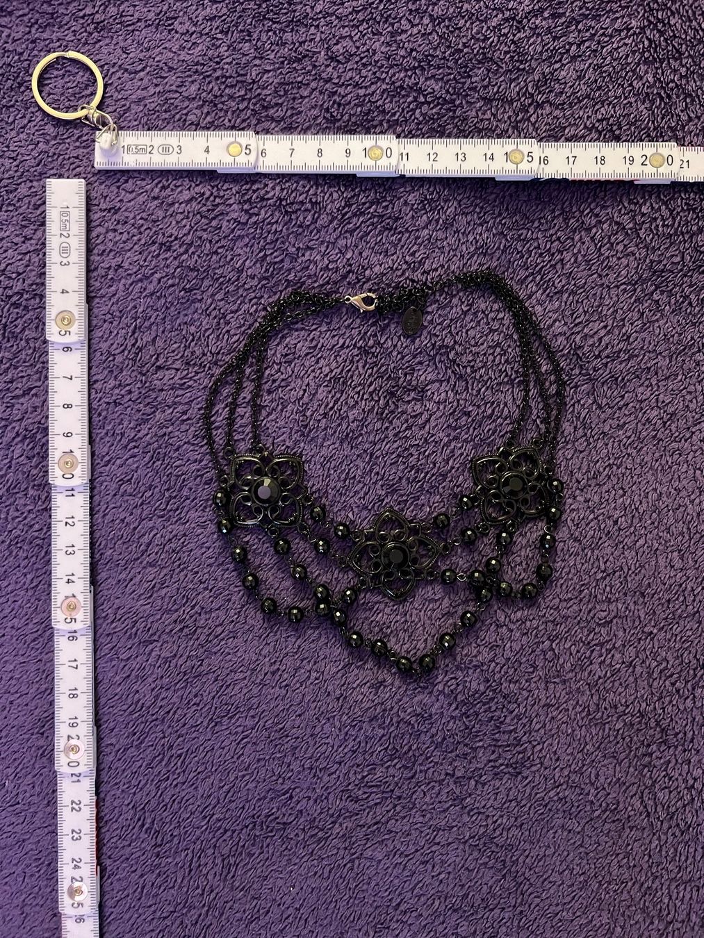 Catenine: Schwarze Kette, blumenartige Elemente & schwarze Steinchen – Usato da Zürich venduto da rigani 1