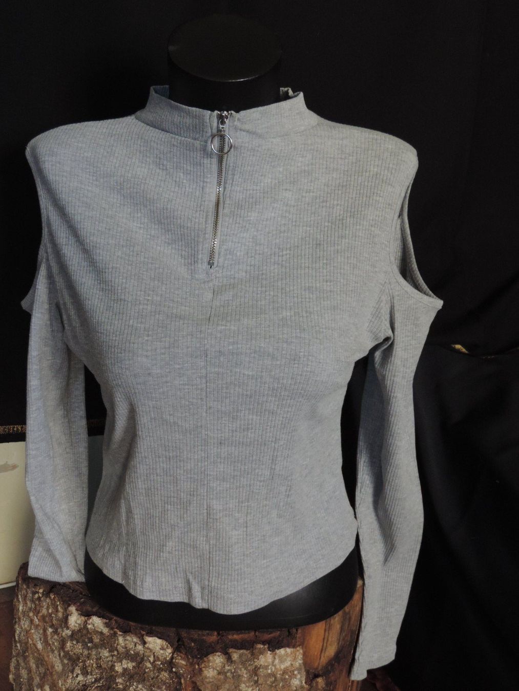 Top: haut manches longues gris – Usato da Genève venduto da Axelle333