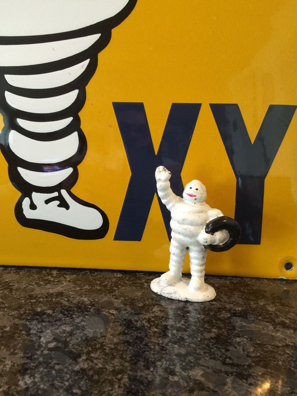 Michelin Schilder: Michelin Emaille Schild mit einer Gusseisernen Werbe-Figur – Gebraucht aus EMMETTEN von pfi_cbg5 1