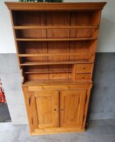Küchenschrank aus Tannenholz