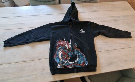 Kapuzenjacke Yeet schwarz mit Drachenmotiv Grösse 176