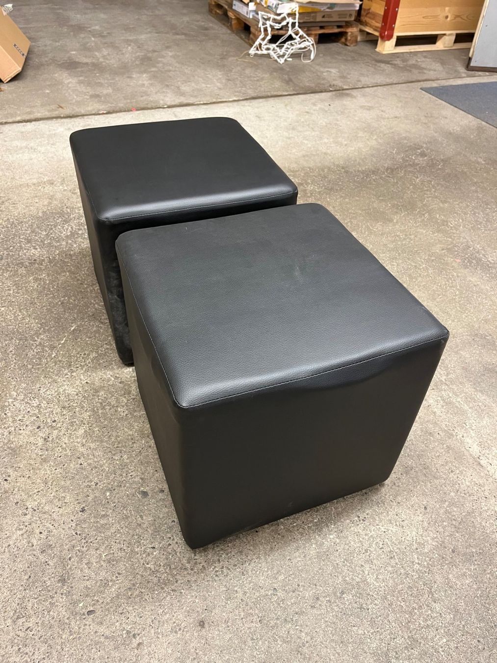Hocker: 4 Hocker Kunstleder – Gebraucht aus Trimbach von Tripoli_Trimbach 1