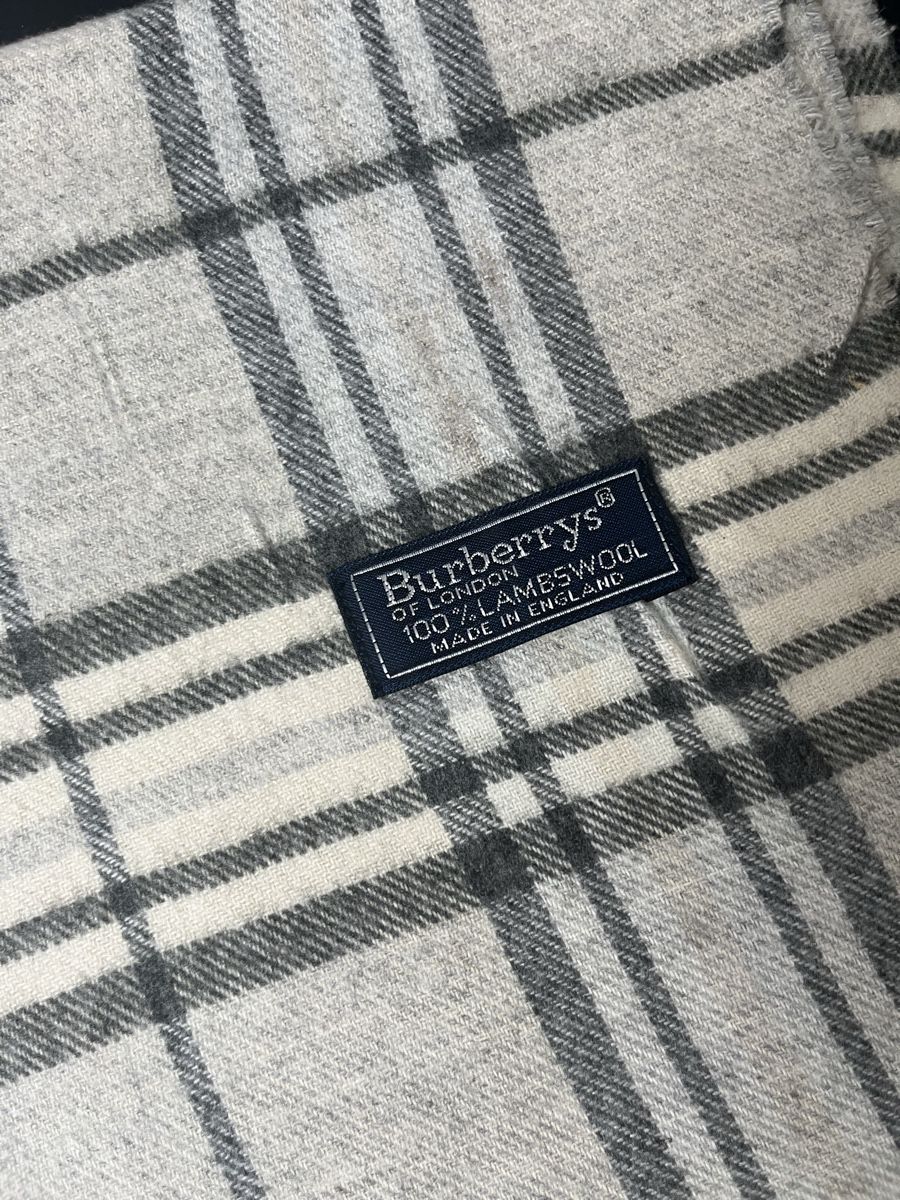 Burberry Echarpes: Echarpe Burberry authentique gris clair  – Neuf (Voir description) à Les Avanchets par ldn.shop 1