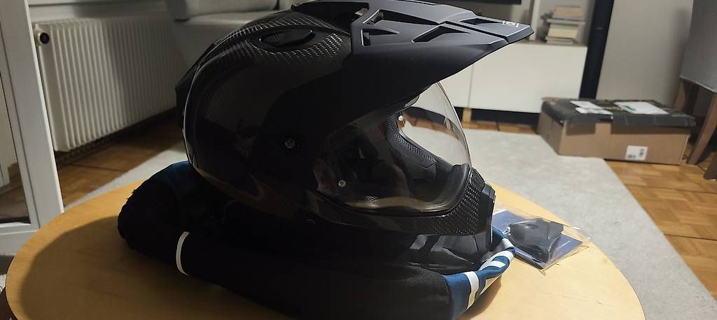 Caschi & visiere: Casque moto en carbone – Usato da Corsier-sur-Vevey venduto da soa_8ktg 4