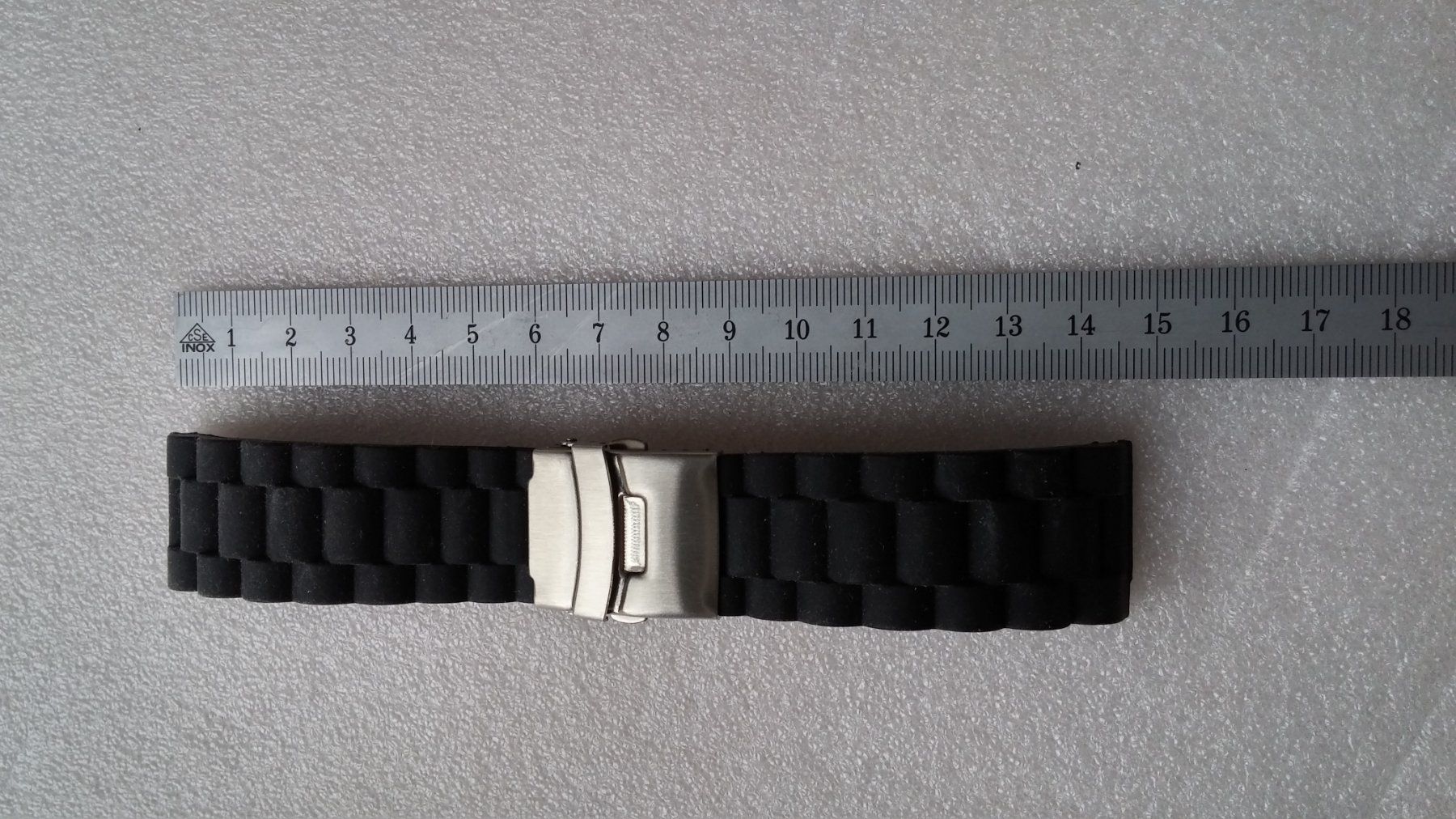 Armbänder & -reifen: 24mm Gummi Uhrenarmband, schwarz – Gebraucht aus Zürich von sendbad