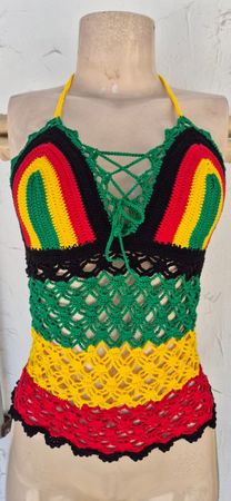 Gehäkeltes Top in Reggae-Farben