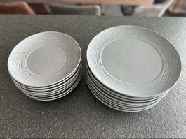 Lot de 8 assiettes plates et 8 assiettes à desser