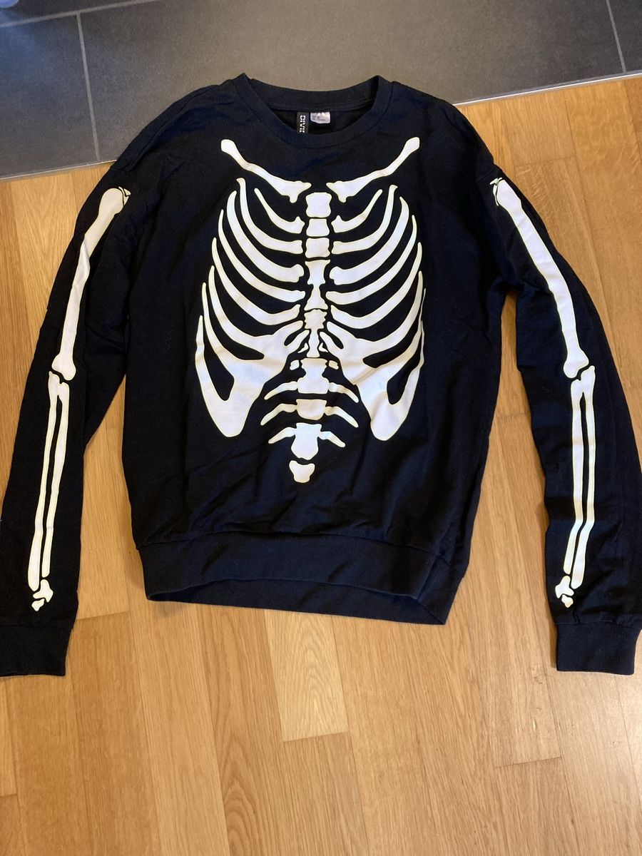H&M Pullover & Sweatshirts: Pullover mit Skelett-Print, Glow in the dark Gr. XS – Gebraucht aus Rickenbach ZH von Vanijo