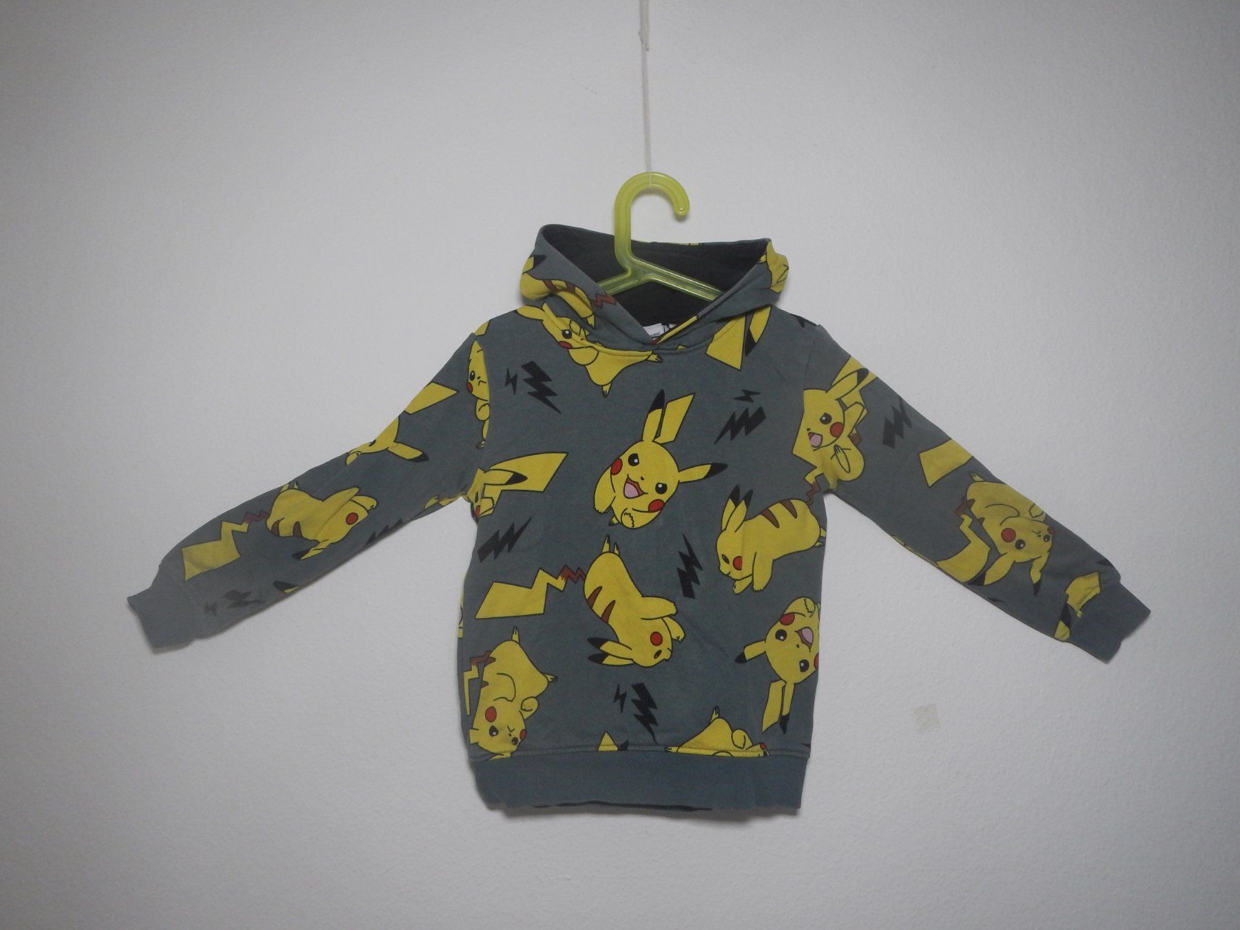 Pullover & Sweatshirts: Pikachu Puli – Gebraucht aus Zürich von mik_xj8c