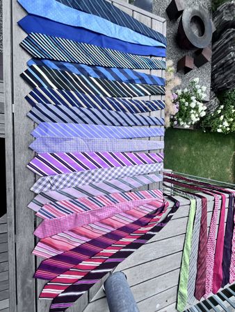 27 Designer Krawatten (die meisten aus Seide)