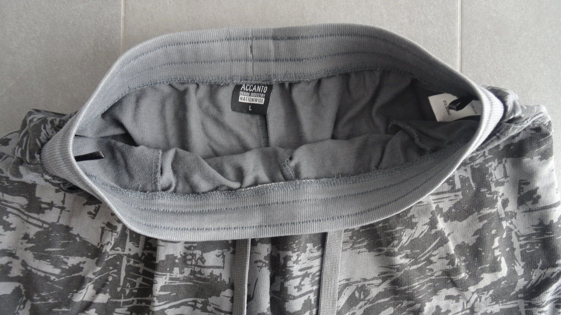 Pantaloni: Accanto Shorts schwarz/grau, Grösse L – Usato da Beinwil am See venduto da den_p9db 1