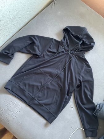 Pull à capuche zippé noir, taille L, parfait pour l'automne!