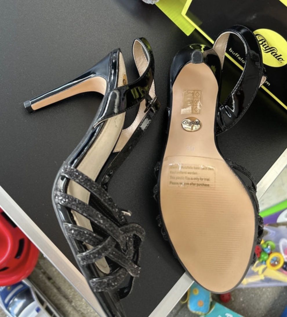 Guess Scarpe da donna: Guess Sandalen Grösse 39 – Nuovo (secondo la descrizione) da Schaffhausen venduto da Arno8588 1