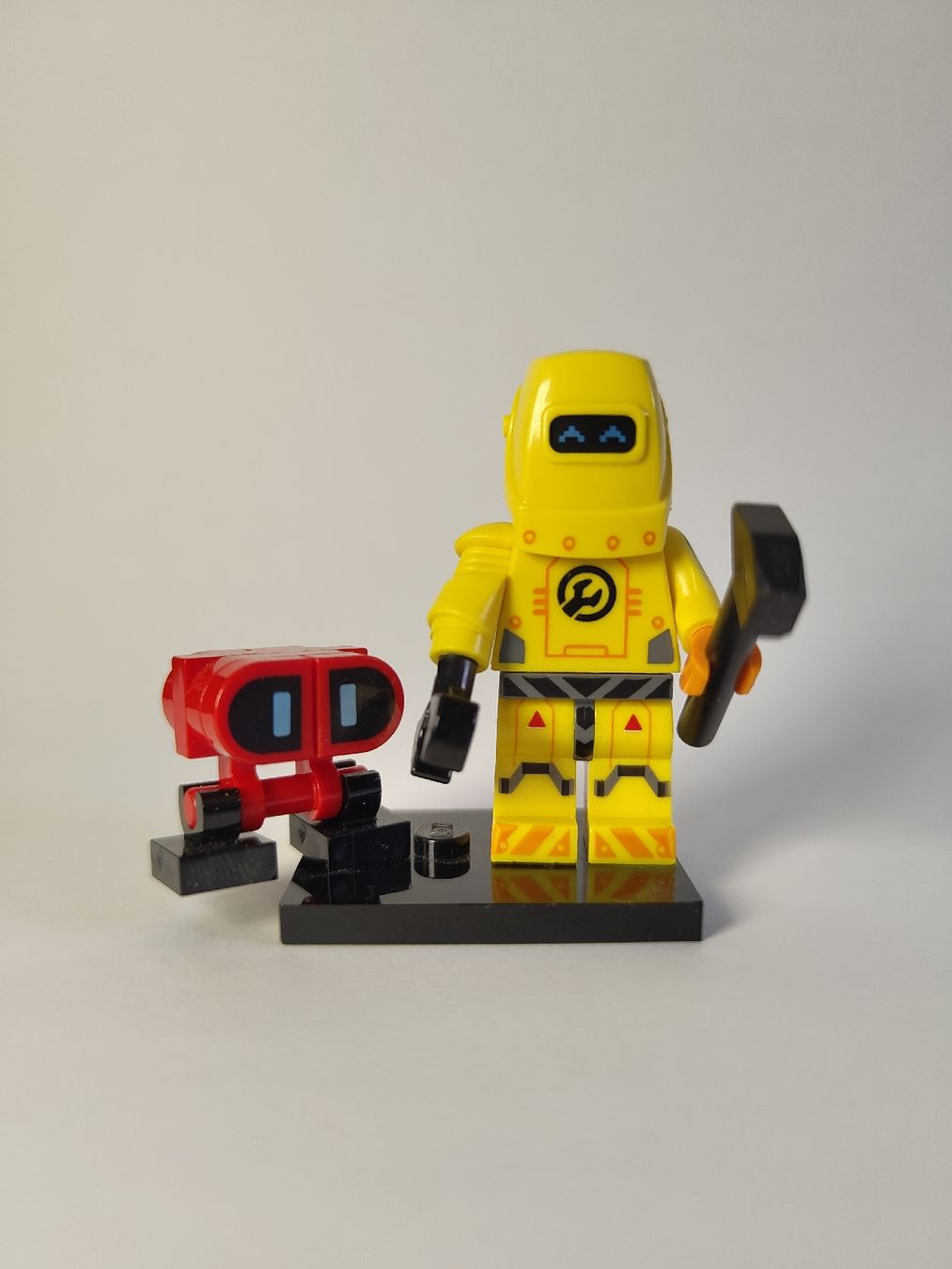 Lego Statuette: Lego Robot Repair Tech Minifigur – Usato da Basel venduto da togaka