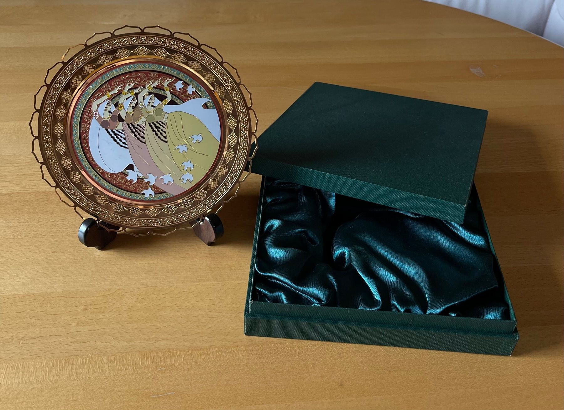 Piatti di portata: Chinesischer Deco-Teller mit Holzständer – Nuovo e nell'imballaggio originale da Kriens venduto da Angie88 4