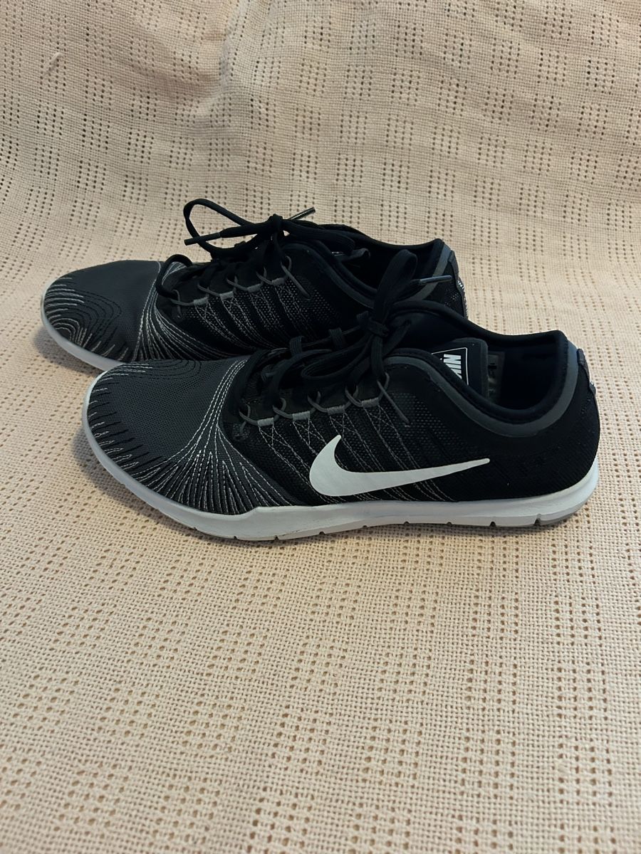 Nike Scarpe da donna: Nike Trainingsschuhe Gr. 40, Top – Nuovo (secondo la descrizione) da Zürich venduto da robbii13 5