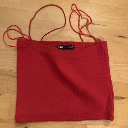 Top Zara rosso, taglia M - perfetto per l'estate!
