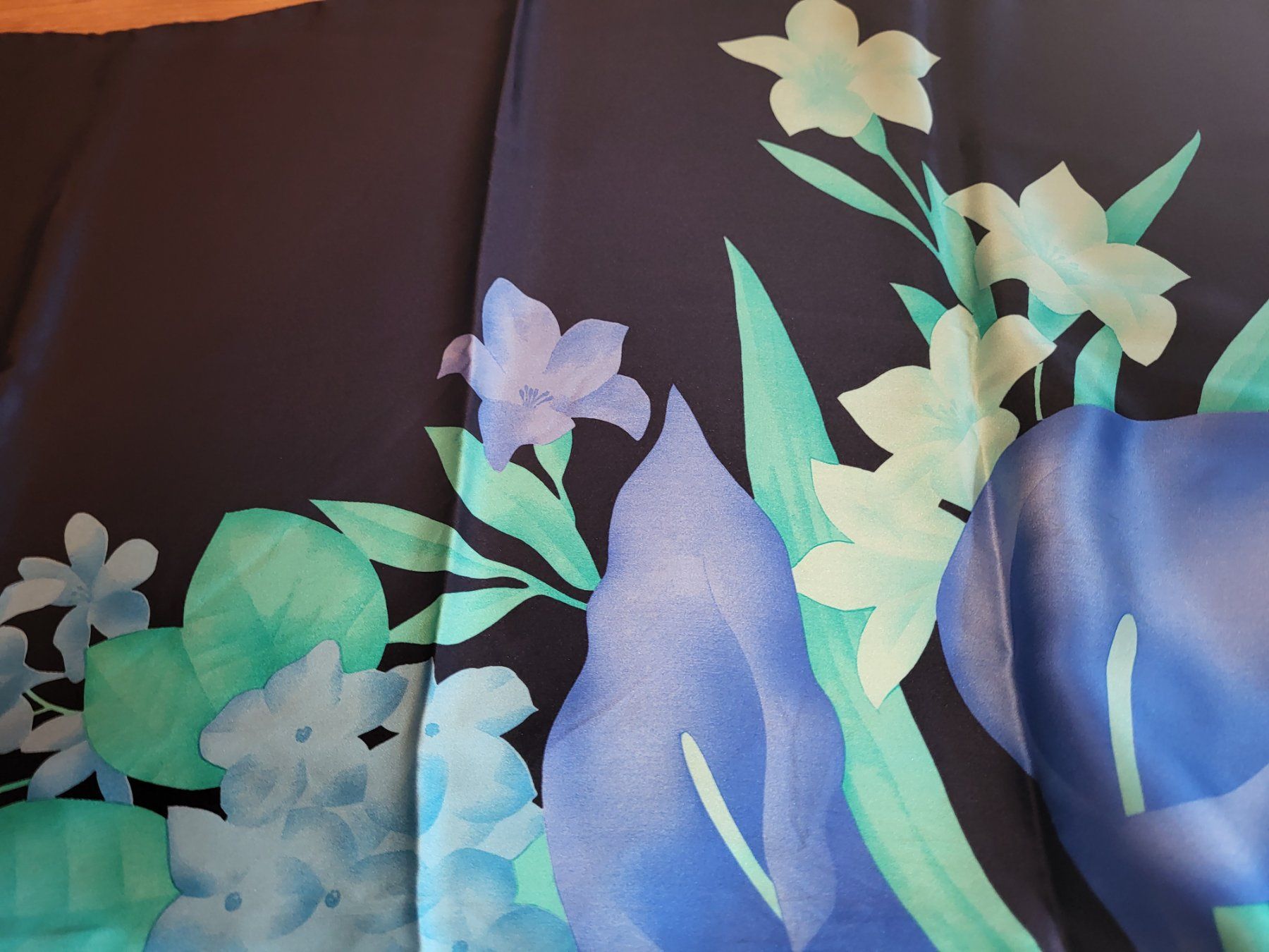 Foulard & Sciarpe: Grosses Foulard mit Blumen – Nuovo (secondo la descrizione) da Guggisberg venduto da Aegertenlehn 2