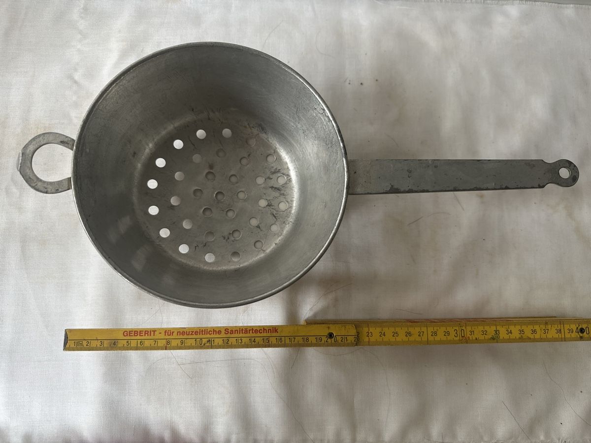 Elettrodomestici da cucina: Alte Küchenseiher, altes Spätzlisieb. robust, Durchm. 18 c – Usato da Zürich venduto da Chaeffeler 2
