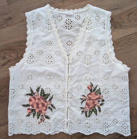 Next ärmellose Bluse mit Blumenstickerei