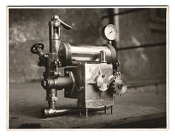 2 Fotografien Technik, Motor Kleingerät