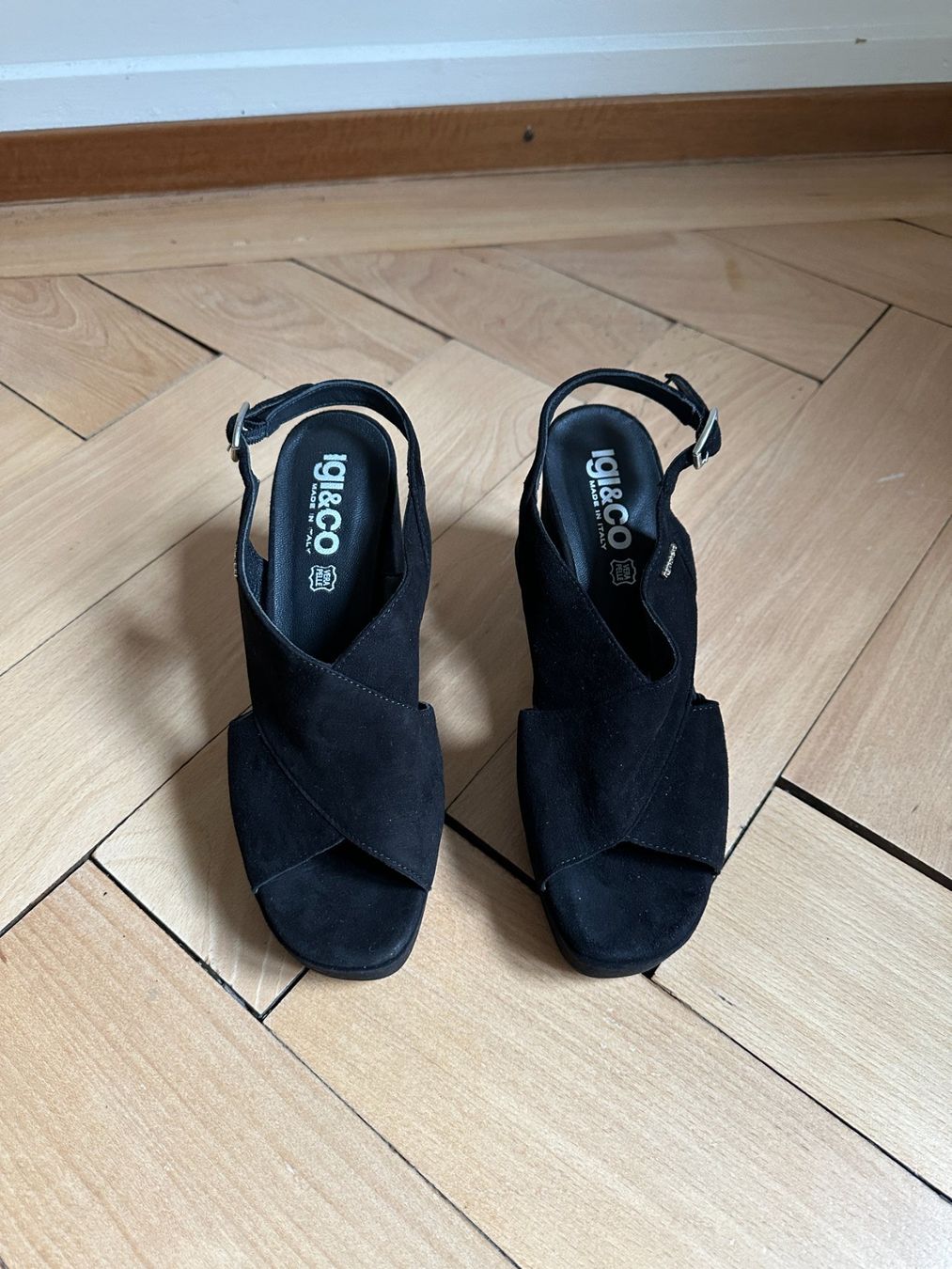 Scarpe da donna: IGI&CO - Wildleder Sandalette schwarz 38 – Usato da Zürich venduto da Diazaio 1