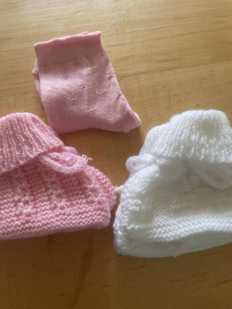 Süsse Baby Schuhe & Söckchen gestrickt Gr. 0-3 Monate