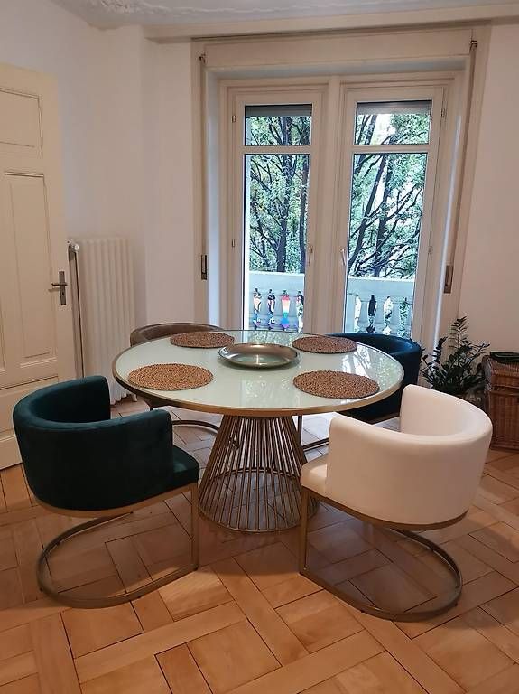 Set di tavolo e panche: Tisch inkl. 6 Stühle – Usato da Köniz venduto da lau_nk5d