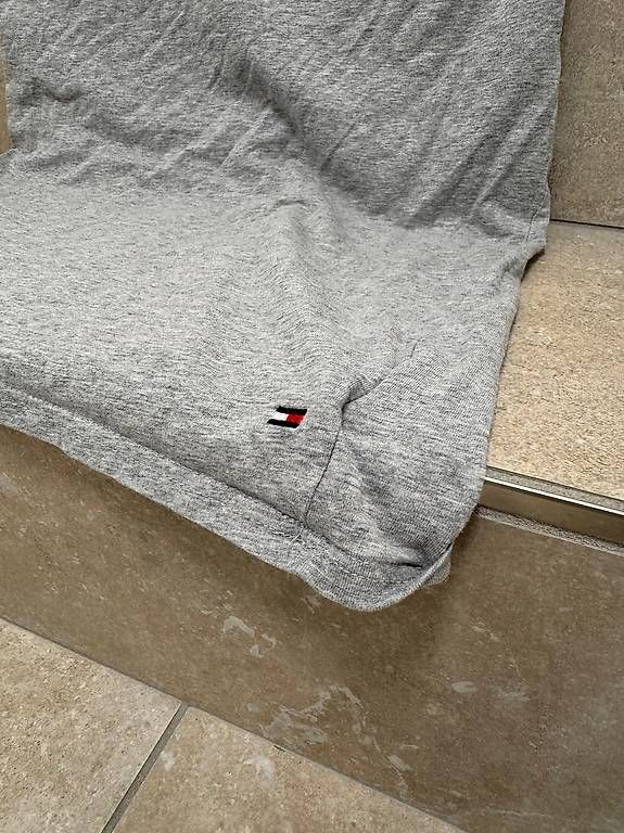 Tommy Hilfiger T-shirt: Tommy Hilfiger T-Shirt Grau M Size – Usato da Schübelbach venduto da Rahnmont 1