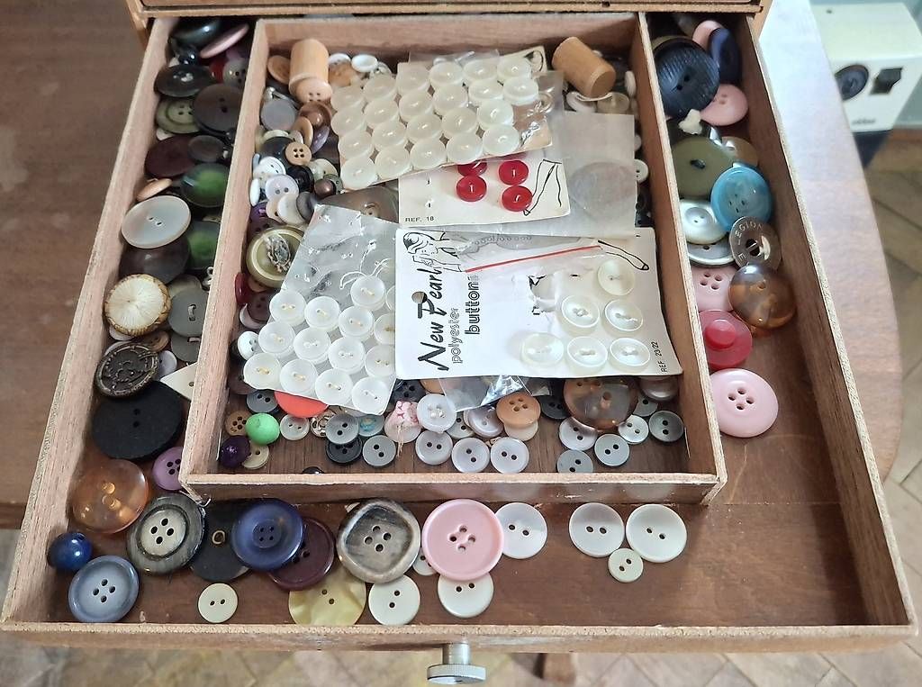 Giochi: Grosse Knopfsammlung mit Holzbox & Musterordner – Usato da Rüti ZH venduto da Liliane_market 5