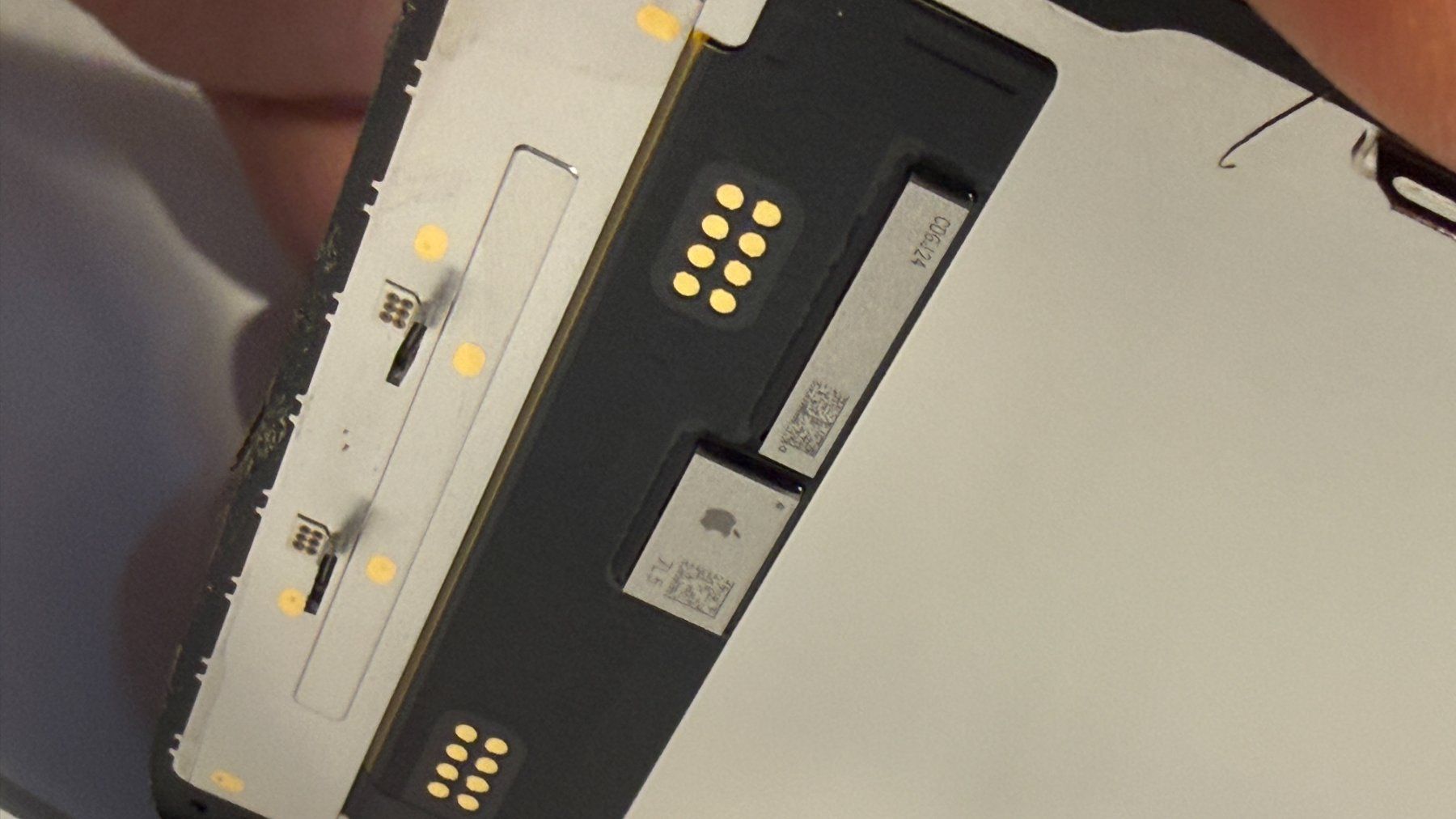 Apple Handys / Smartphones: Écran original iPhone 15 partiellement abîmé – Defekt aus Morges von DA-repa 3