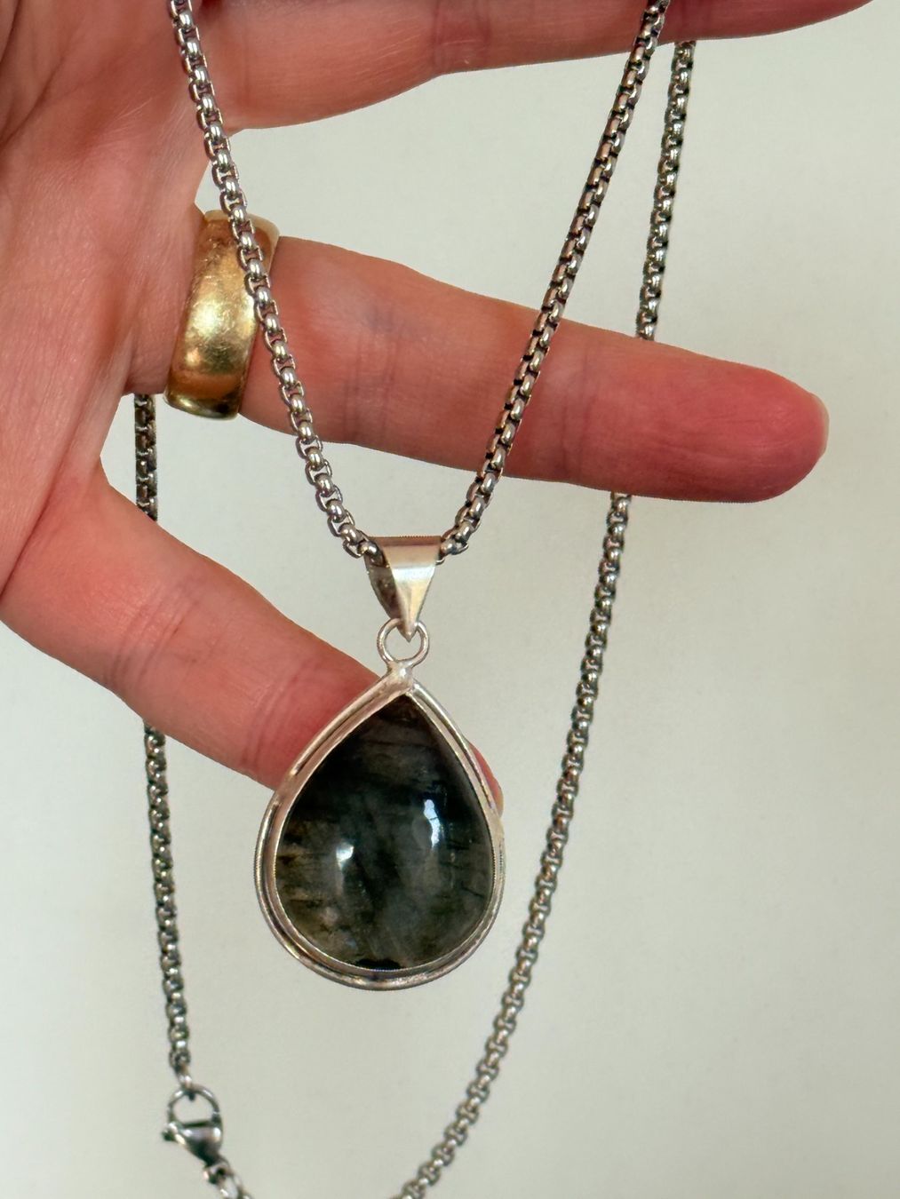 Catenine: Collier Labradorite - Élégance discrète ✨ – Nuovo e nell'imballaggio originale da Genève venduto da AGBERG 1