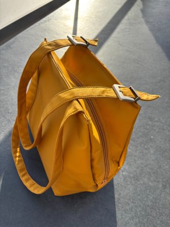 Tasche innen Reissverschluss und aussen, langer Riemen