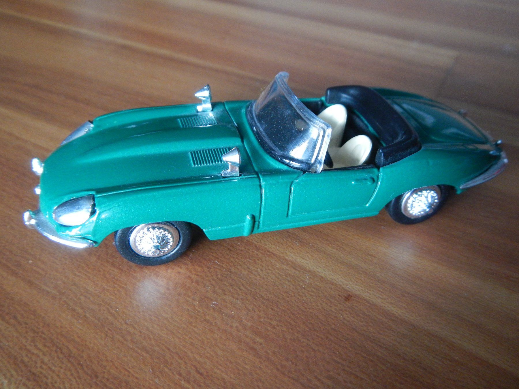 Jaguar Modellini d'auto: Jaguar E-Type Cabriolet Modellauto 1/43, Grün – Usato da Wallisellen venduto da Marysan8