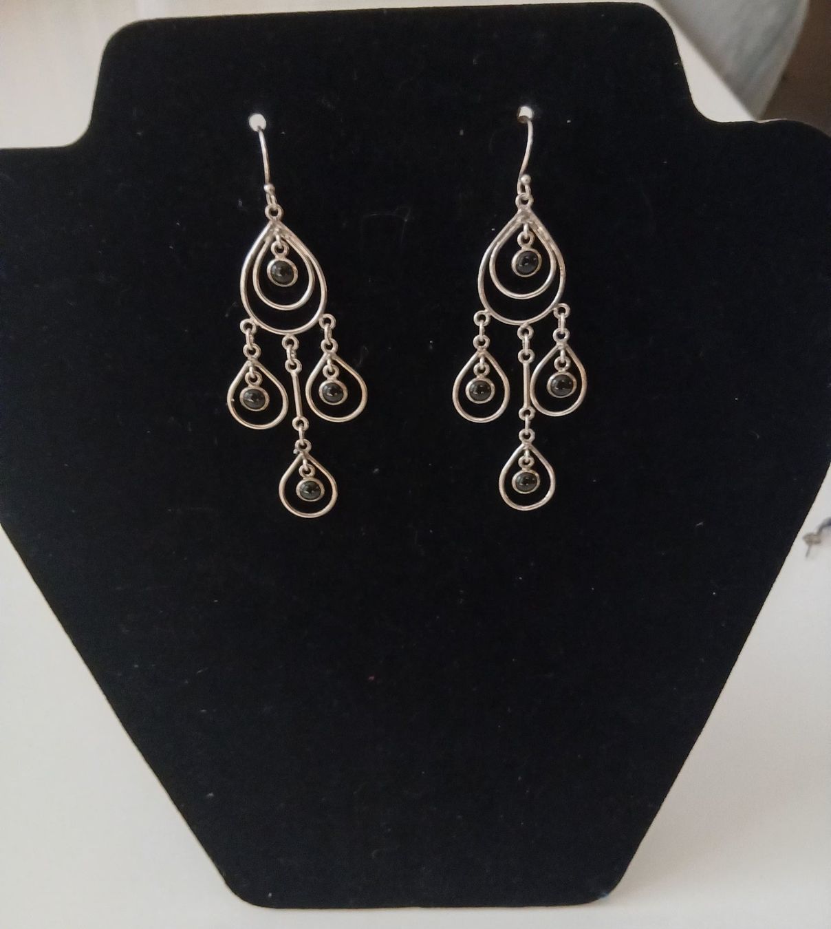 Ohrringe & -stecker: Orecchini in argento a chandelier, con onice nero – Gebraucht aus Tesserete von La-Fleur-De-Cerisier 1