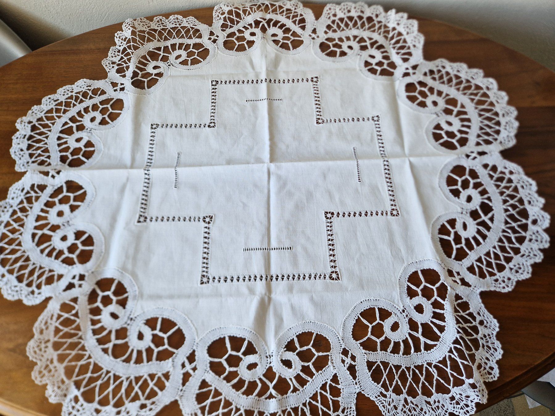 Altra biancheria da tavola: Handgemachte Tischdecke  mit Klöppelspitze , 85x85cm – Nuovo (secondo la descrizione) da Bern venduto da Antikbatik