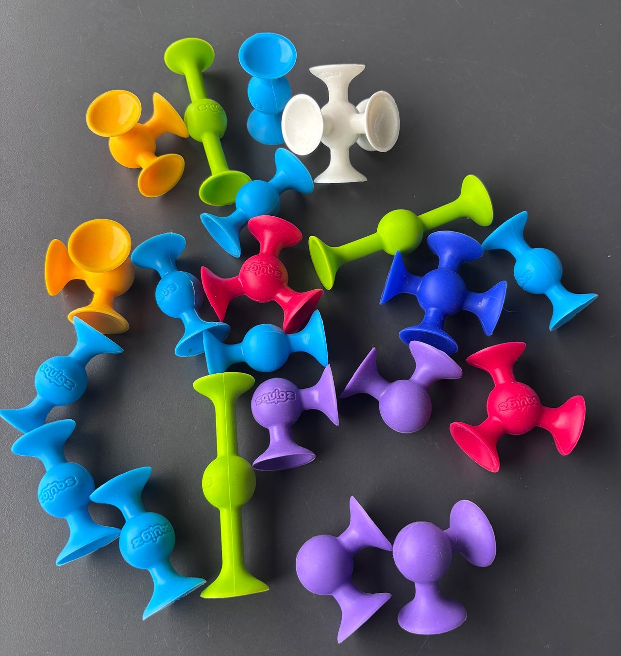 Spielzeuge: Squigz Silicone Suction Construction Toy set – Gebraucht aus Brugg AG von tsannen 1